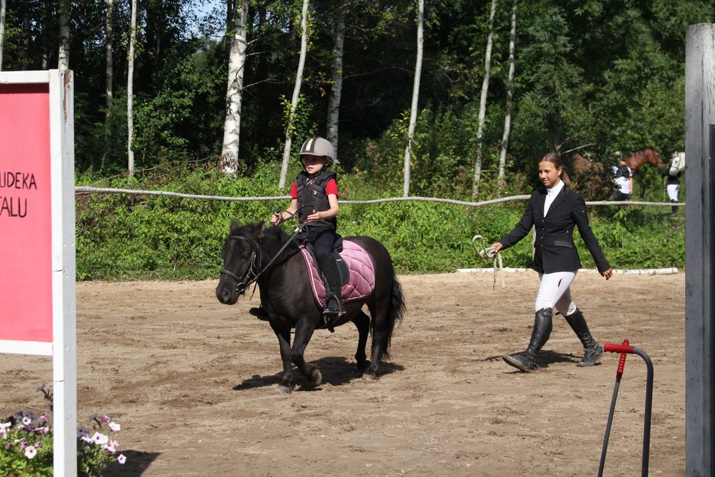 Esimene võistlus poni Dexteriga, kõrval treener